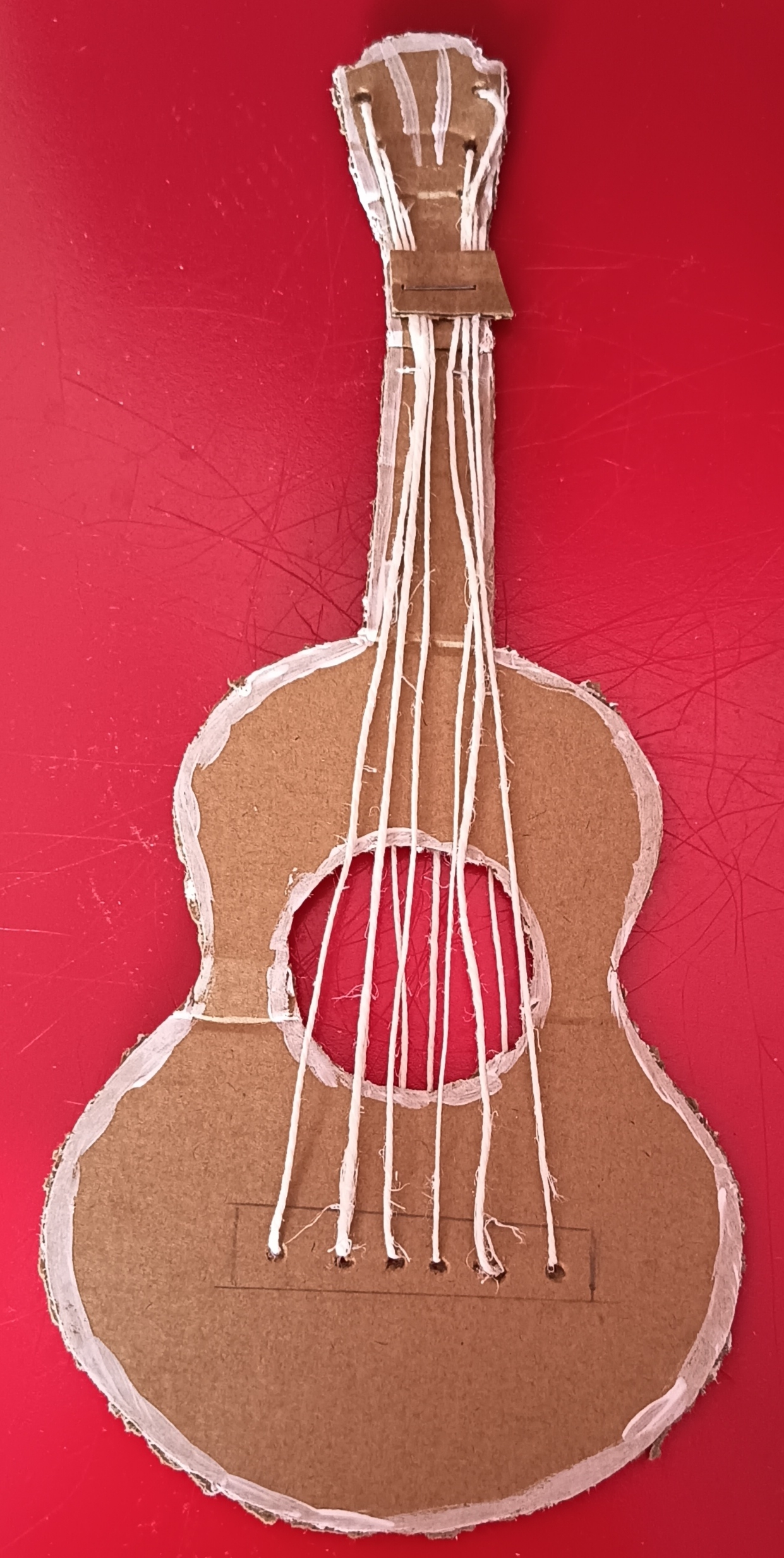 Instrument à tricoter (la guitare)